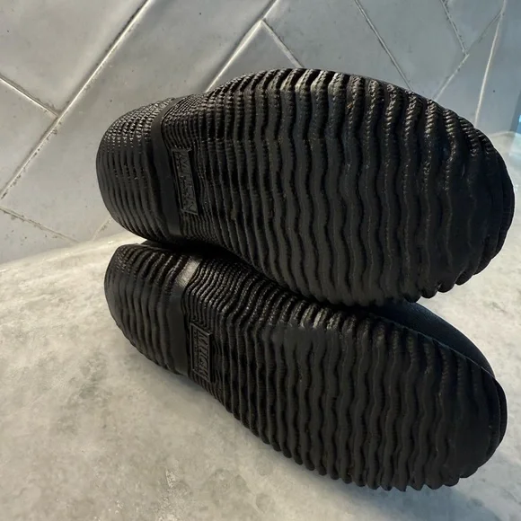 Muck Kids Black Boots Big Kid size 1 - Picture 5 of 7